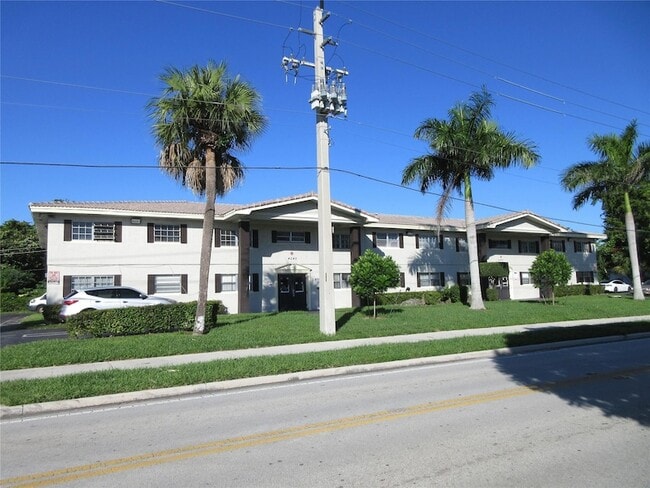 Building Photo - 4240 Woodside Dr