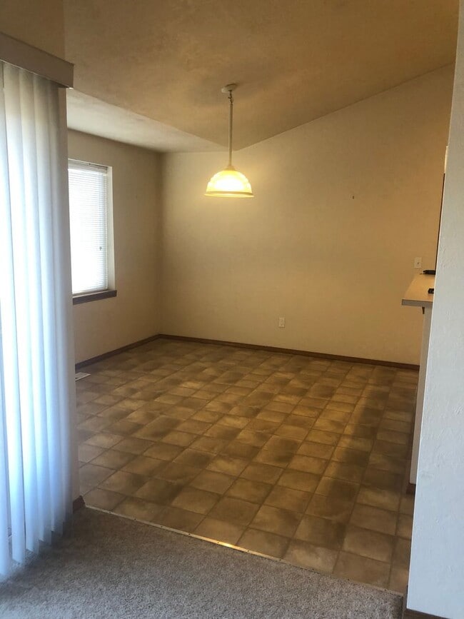 Building Photo - 2-Bedroom Duplex in Prime Corvallis Location!
