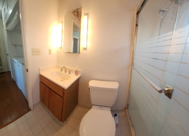 Building Photo - 2 bedroom 1 bath home in fantastic location