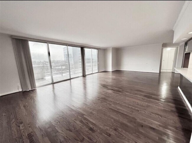 Primary Photo - 2016 Main St