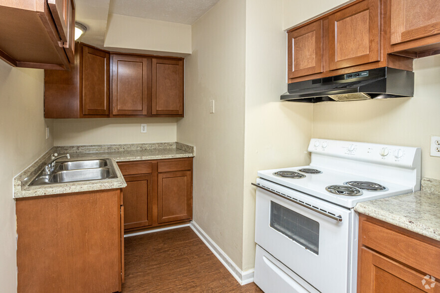 2BR, 1BA - 709 SF - Kitchen - Crystal Gardens