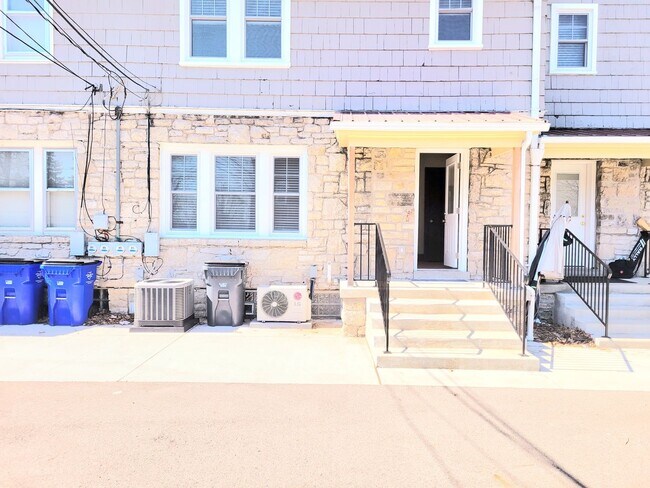 Building Photo - 2166 Arlington Ave