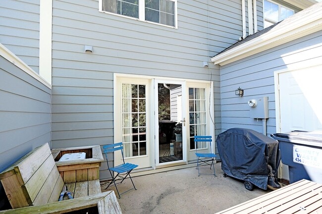 Building Photo - Pet-Friendly Forest Lakes North Townhome