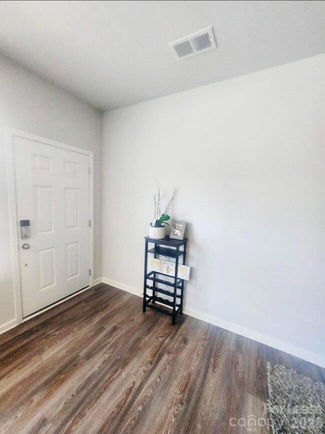 Building Photo - 5240 Kinsbridge Dr