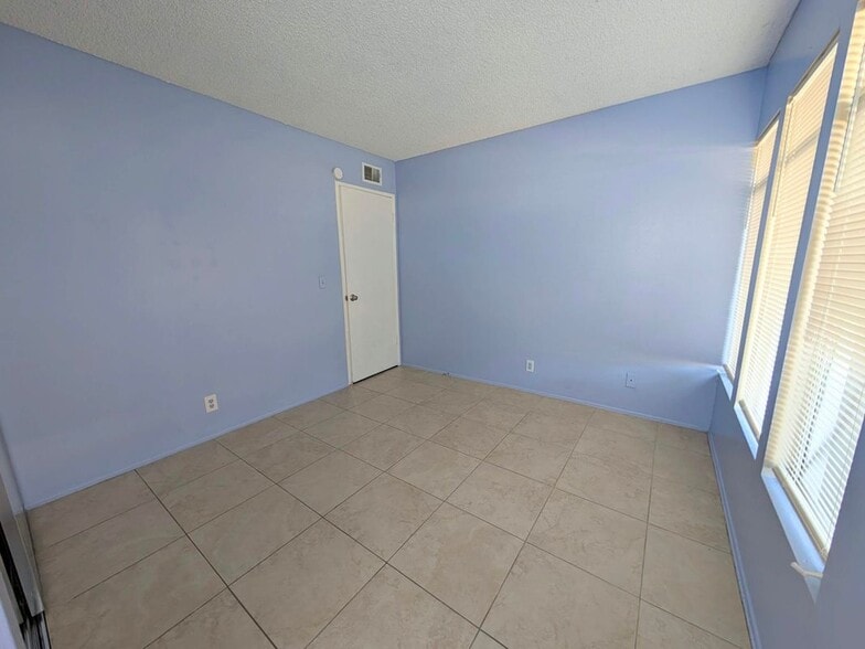 Building Photo - 914 W Alton Ave