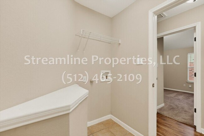 Building Photo - Spacious 4 Bedroom, 2 Bath - Open Layout!