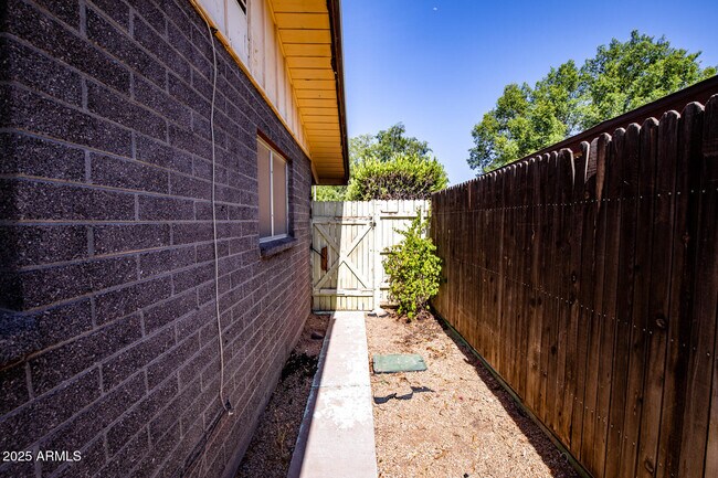 Building Photo - 2016 S Granada Dr