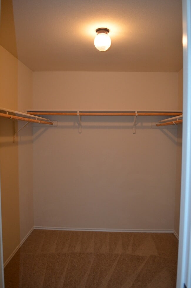 Building Photo - HUGE 5 BEDROOM HOME IN SAVANNAH HEIGHTS!