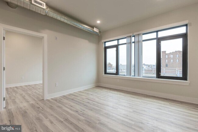 Building Photo - 2440 Kensington Ave