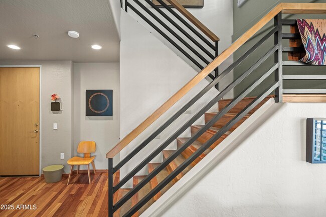 Building Photo - 17 W Vernon Ave