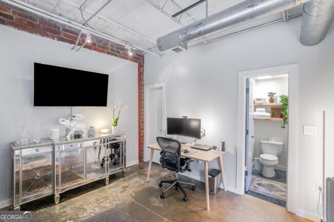 Building Photo - 174 Chester Ave SE