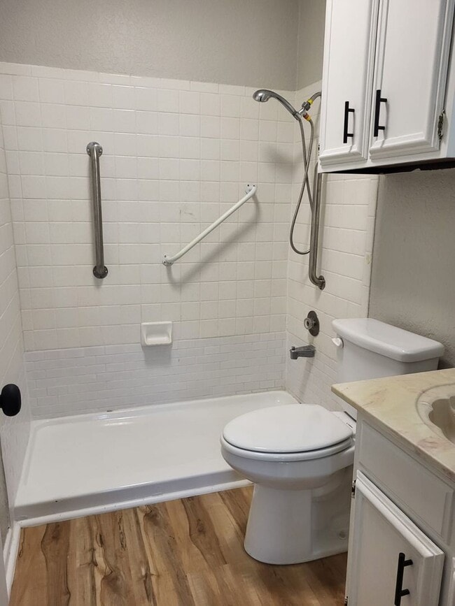 Building Photo - Beautifully Remodeled Condominium for Immediate Move-In