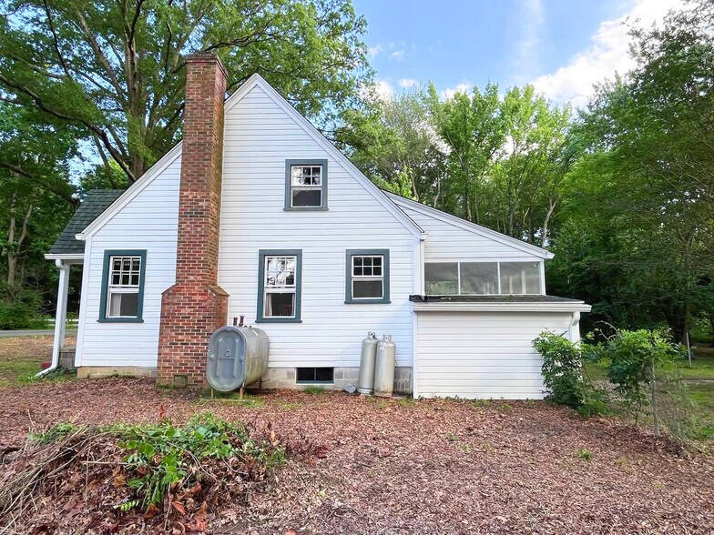 Building Photo - 5800 Fenwick Rd