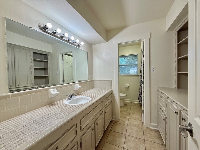 Building Photo - 2043 Cherry Laurel Dr