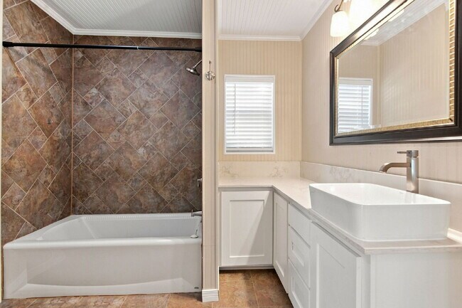 Building Photo - "Adorable 2-Bedroom, 1-Bath in Home with Beautiful Oak Floors, Spacious Yard and Lawn Service Inc...