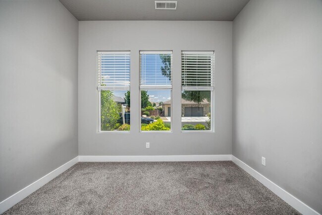 Building Photo - 1861 N Mountain View Dr