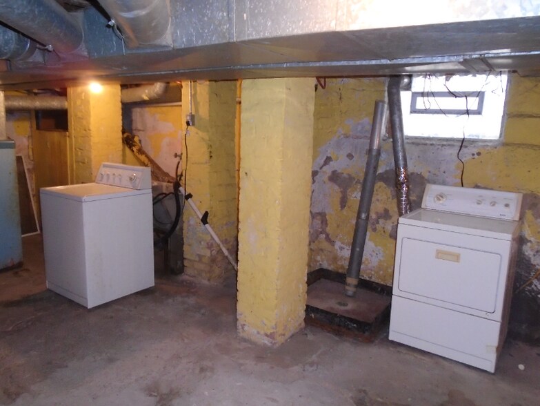 Building Photo - 935 Baraga St NE