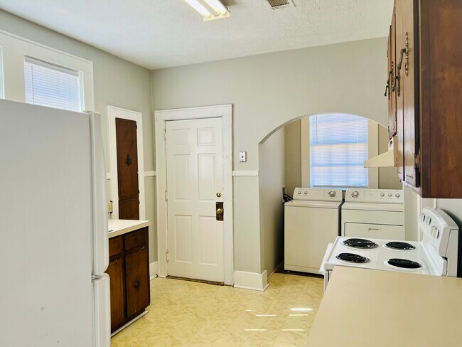 Kitchen - 2602 Plum St