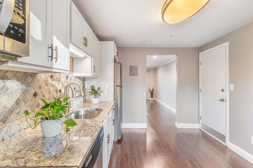 Building Photo - 10 Woodcrest Ct