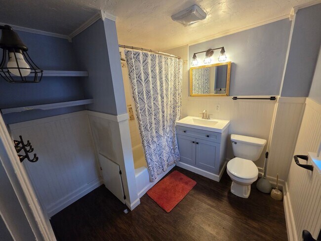 Building Photo - 3 Bedroom and 2 Full Bathroom Single Family Home