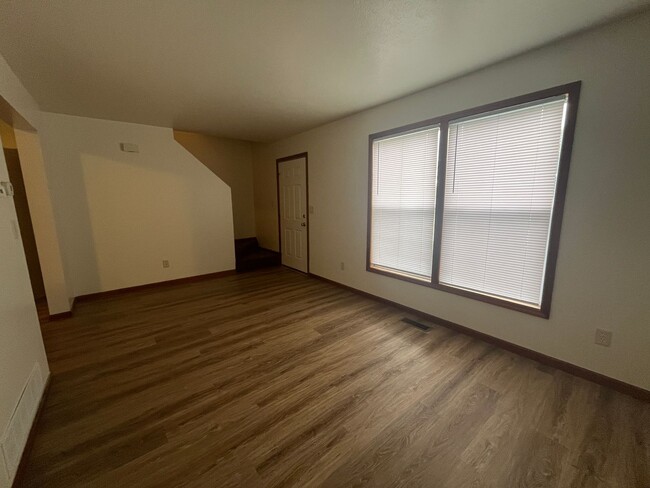 Building Photo - 3 Bedroom Duplex Available in Goshen