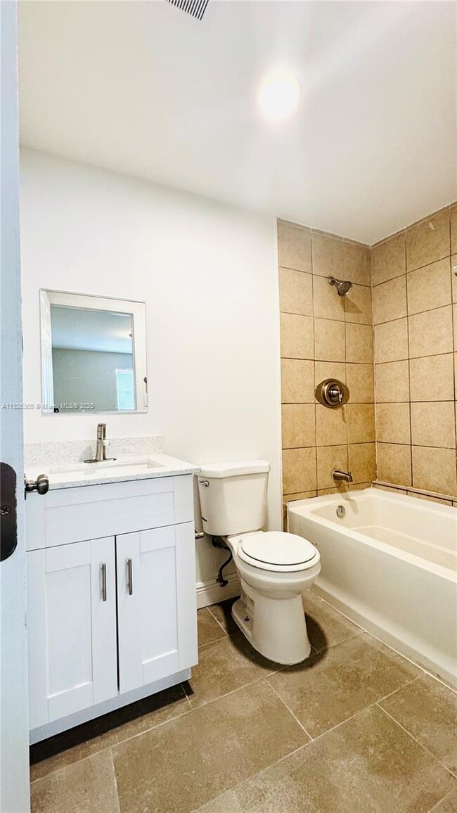 Building Photo - 531 SW 38th Terrace