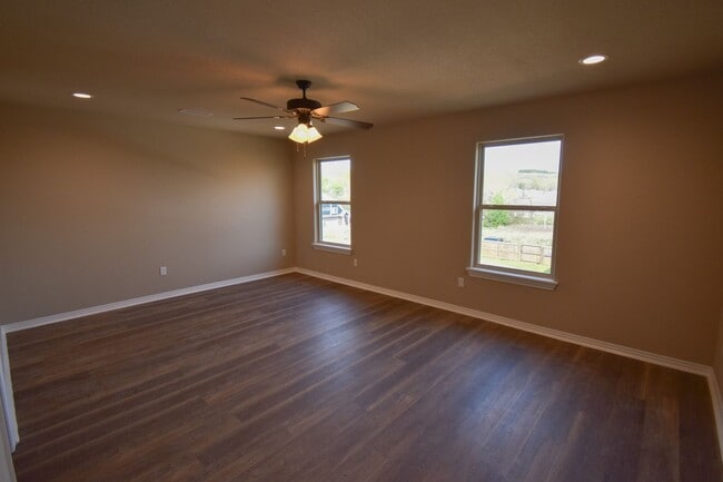 Building Photo - 3 Bedroom 2 Bathroom Home In Fayetteville Arkansas.