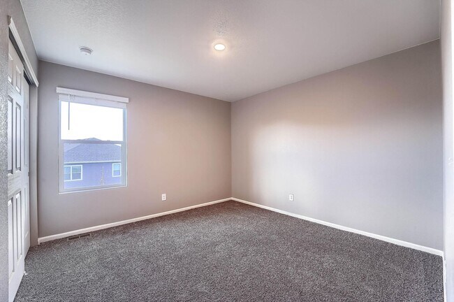 Building Photo - Gorgeous 4 bed, 3 bath, loft and an office!