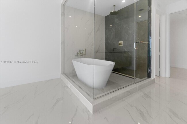 Building Photo - 700 NE 24th St