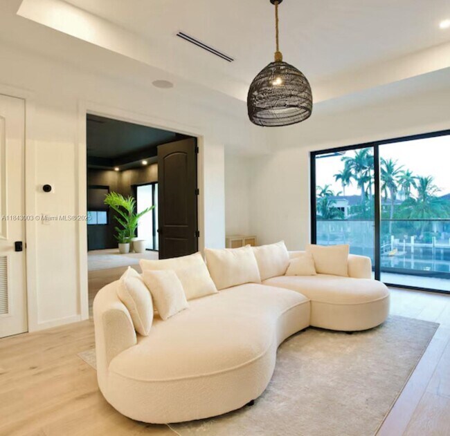 Building Photo - 131 Royal Palm Dr