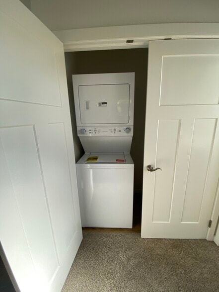 Washer/Dryer - 439 Wall St