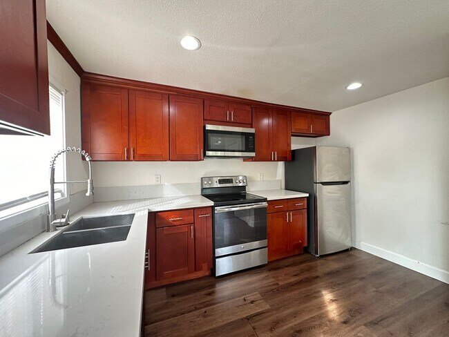 Building Photo - 2 Bedroom with Upstairs Loft