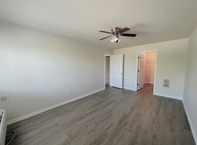 Building Photo - 960 N Lakeside Dr