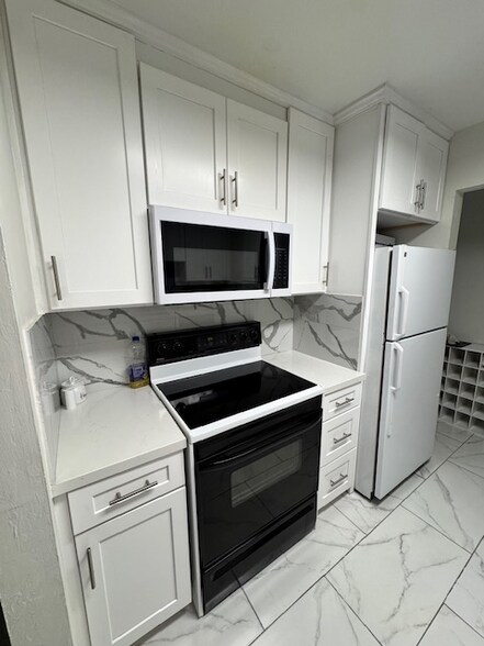 Building Photo - 1305 Boulevard Way