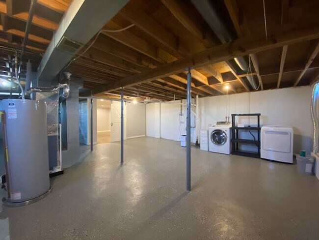 Building Photo - Welcome to this charming 3-bedroom, 1-bath...