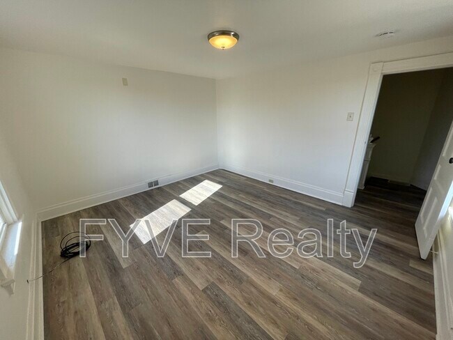 Building Photo - 489 Norton St