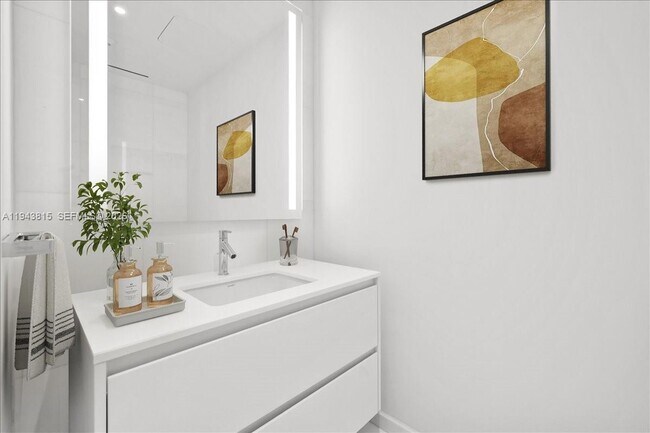 Building Photo - 300 Biscayne Blvd Way