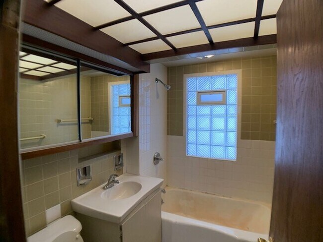Building Photo - West Allis 3 bedroom 2 full bath home