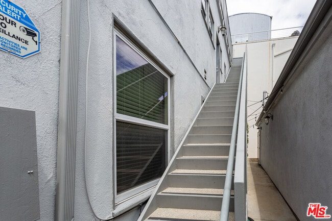 Building Photo - 444 S Roxbury Dr