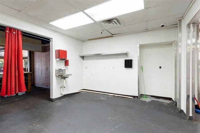 Building Photo - 327 S Green Ave