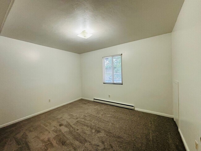 Building Photo - 2 Bedroom, 1 Bath Apartment