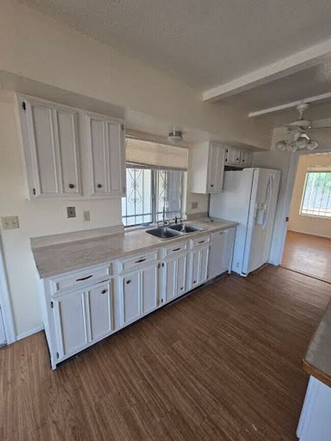 Building Photo - Spacious 4bd/2ba Featuring Central A/C and Large Private Yard