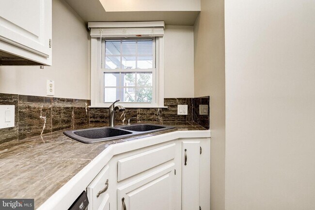 Building Photo - 2911 S Woodstock St