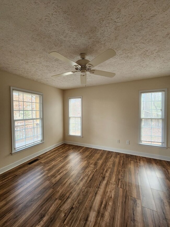 Building Photo - Asheville Rental!