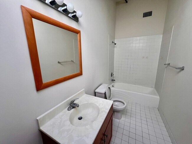 Building Photo - 505 4th St