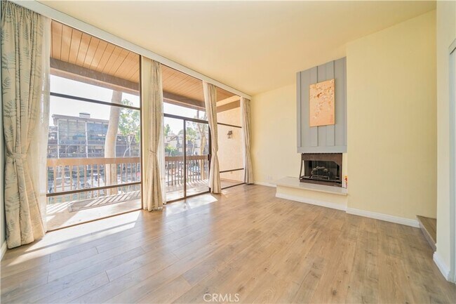 Building Photo - 6336 Marina Pacifica Dr N