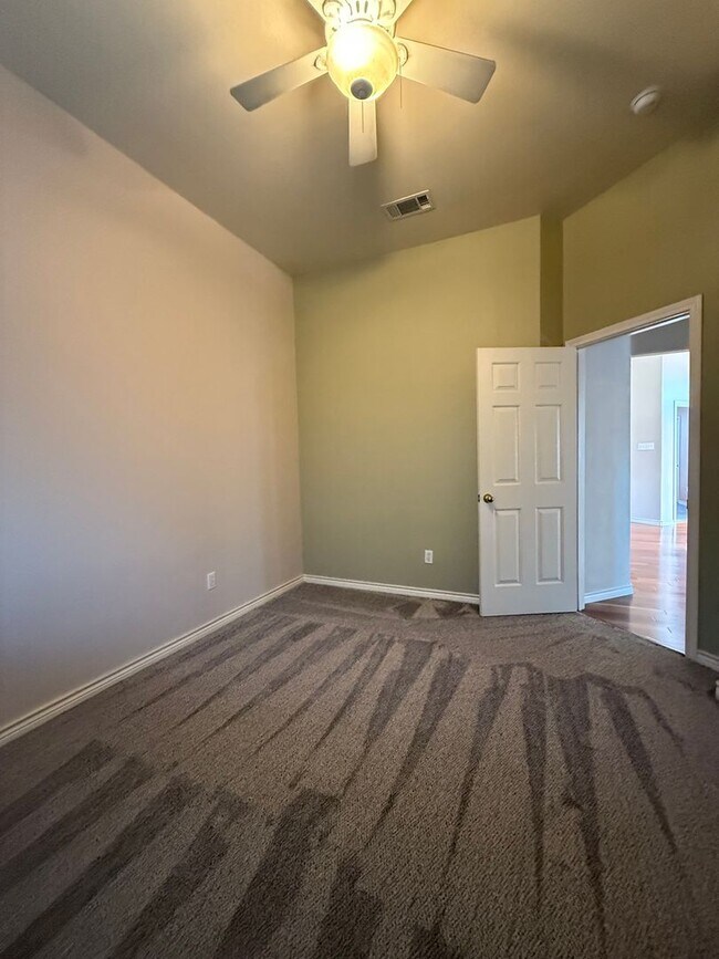 Building Photo - 4/2/2 with Fireplace - Wonderful YARD - Community Pool