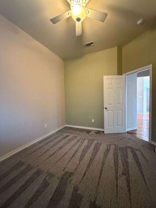 Building Photo - Home for the Holidays 4/2/2 with Fireplace - Wonderful YARD - Community Pool