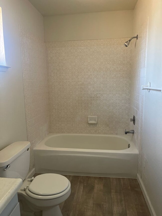 Building Photo - 1 bedroom detached home with yard