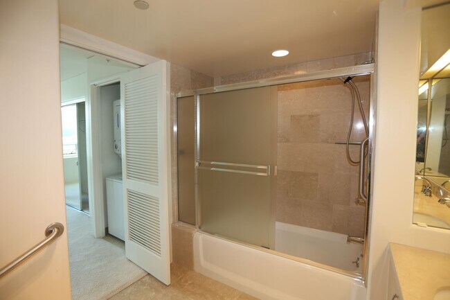 Building Photo - Hawaiki Tower - 2 bedroom, 2 bath with 2 c...